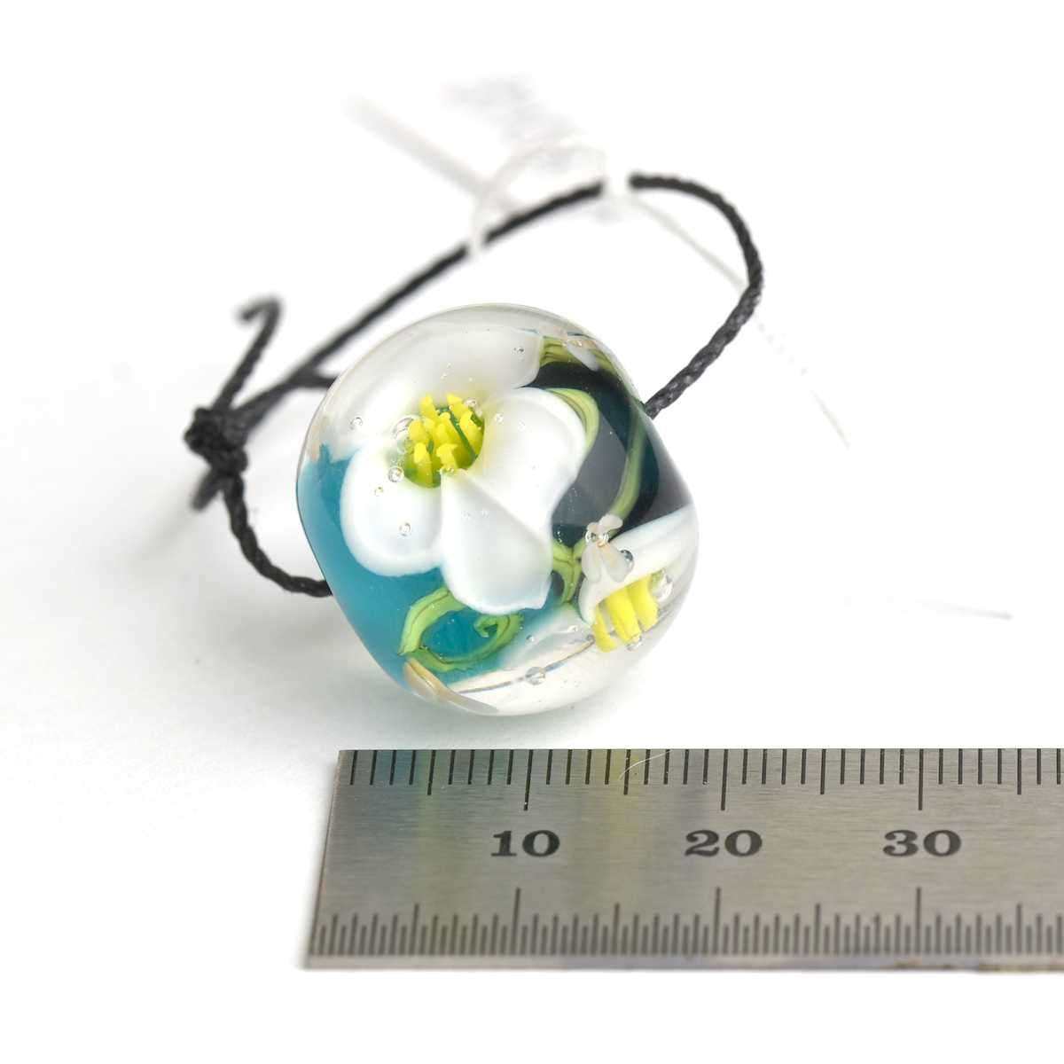 Perle de verre fleurs blanches avec pistils jaunes 🖤 Fabrication française 🖤