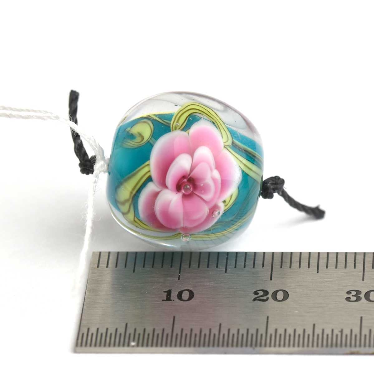 Perle de verre avec fleur fuchsia et motif chien-singe 🖤 Fabrication française 🖤