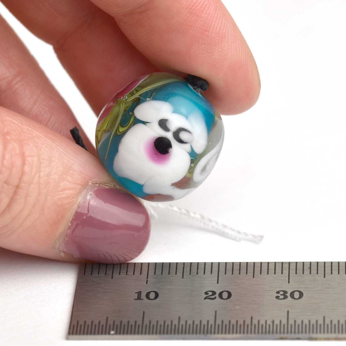 Perle de verre avec fleur fuchsia et motif chien-singe 🖤 Fabrication française 🖤