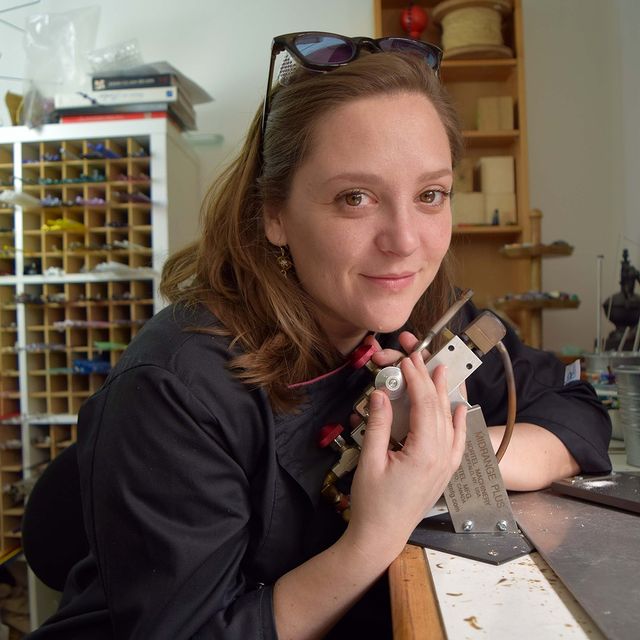 Femme dans un atelier