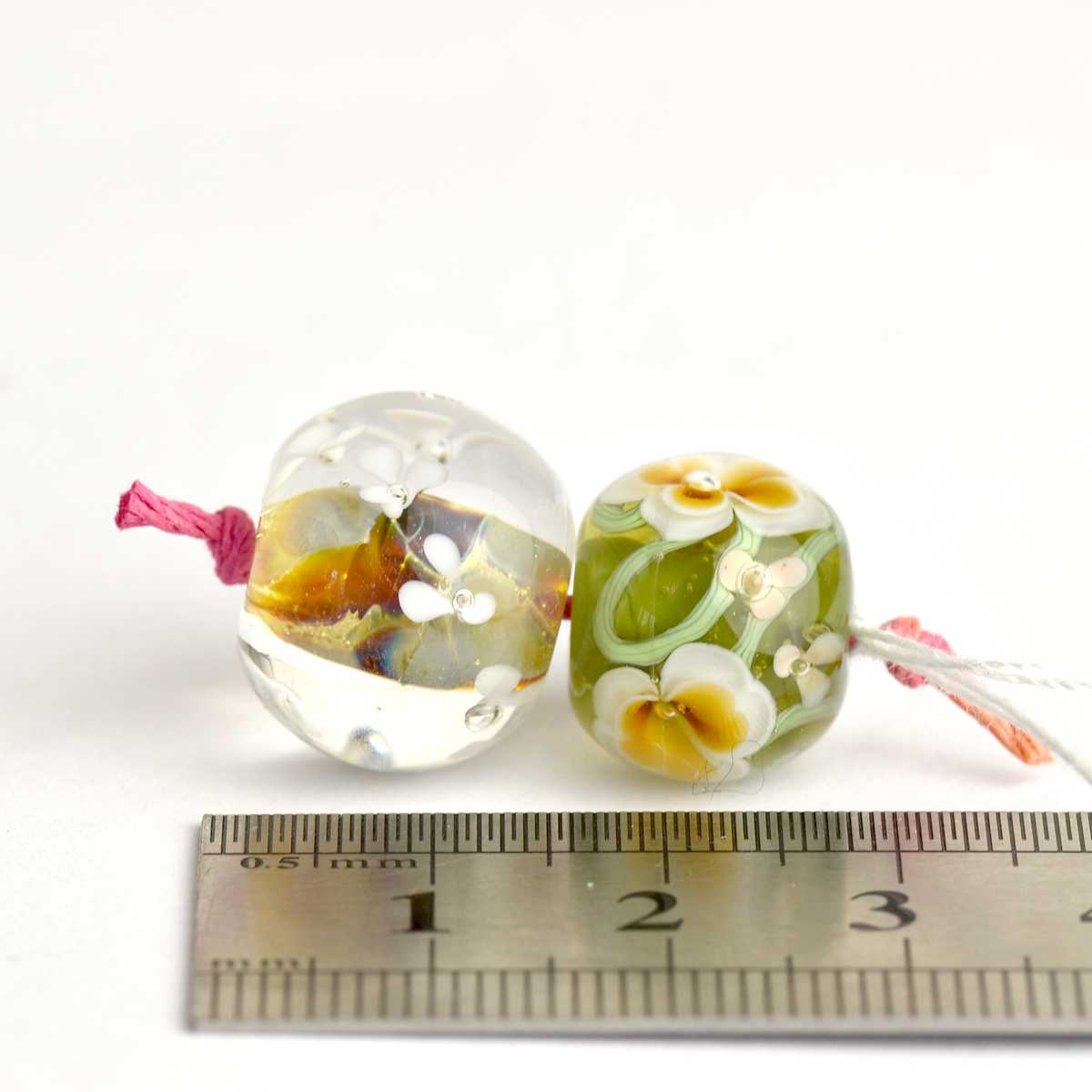 Duo de perles de verre fleuries vert olive 🖤 Fabrication française 🖤