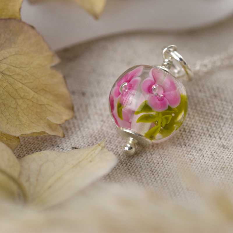 Pendentif en perles de verre artisanal