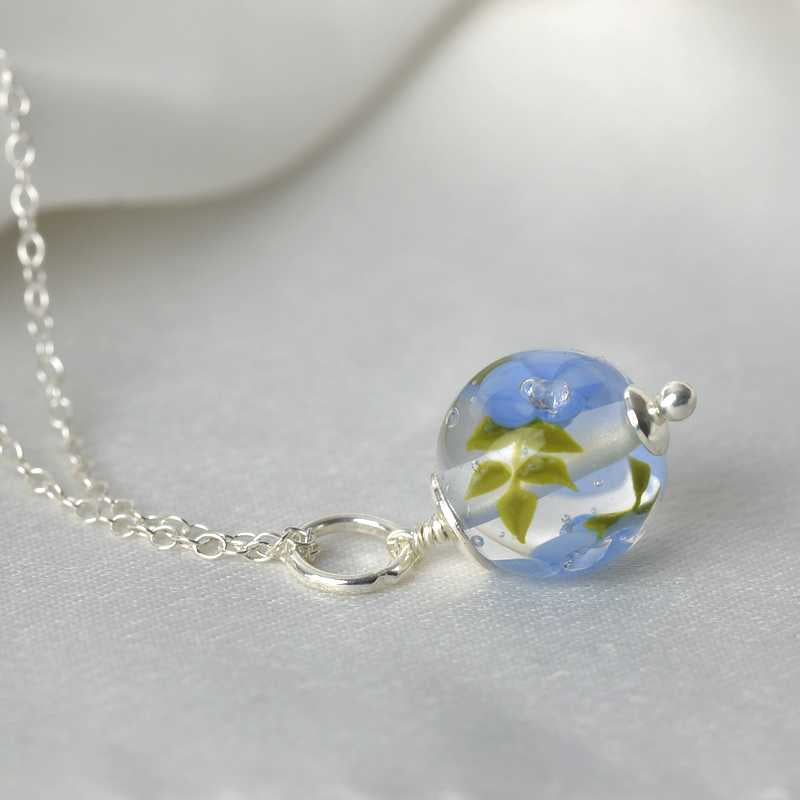 Pendentif en perles de verre artisanal