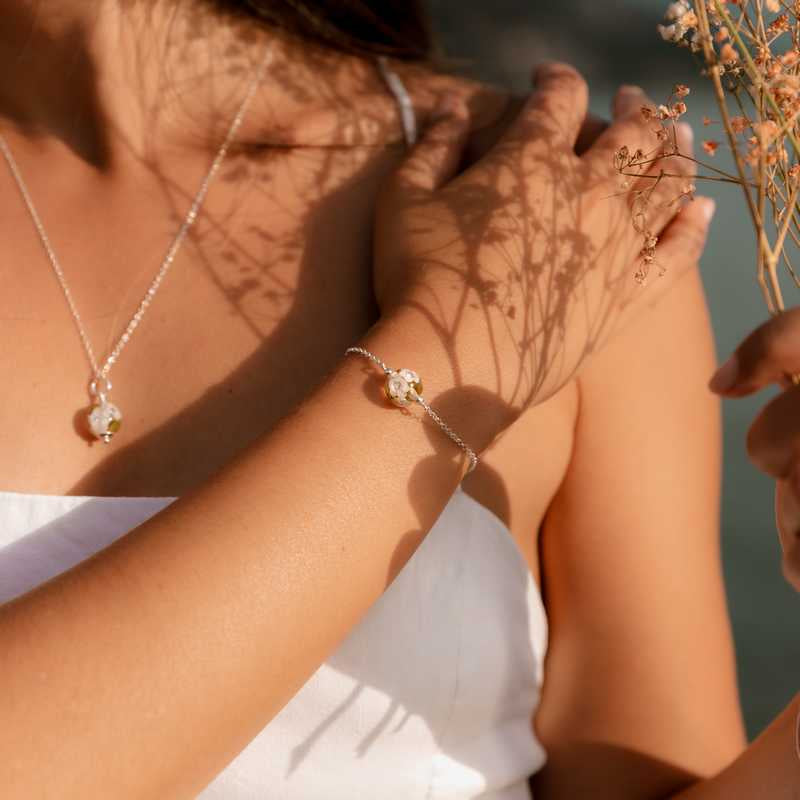 Parure en perles de verre artisanale sur femme