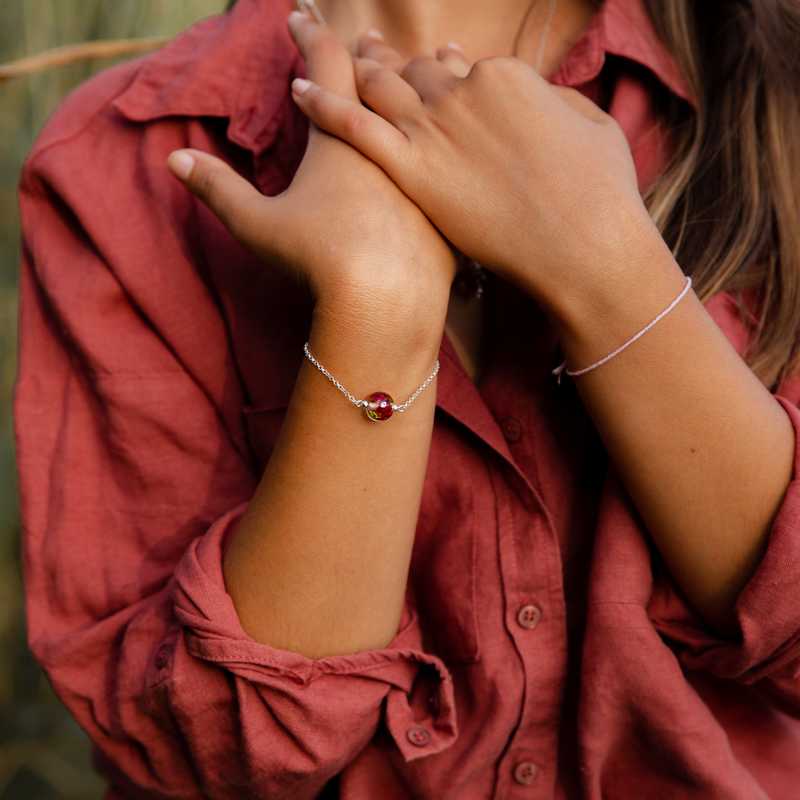 Bracelet en perles de verre artisanal sur poignet de femme