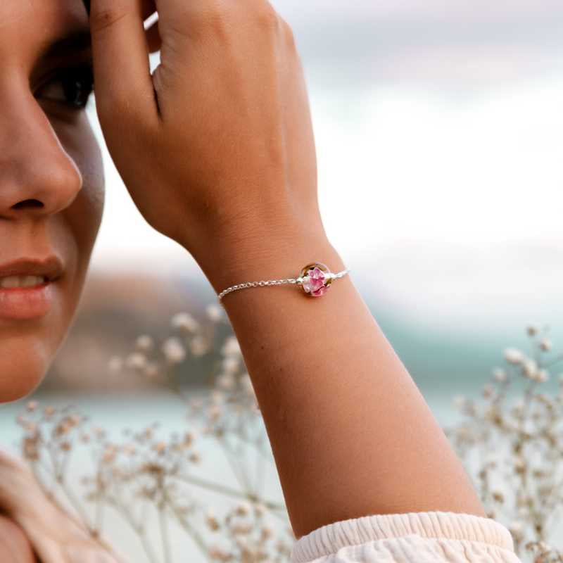 Bracelet en perles de verre artisanal sur poignet de femme