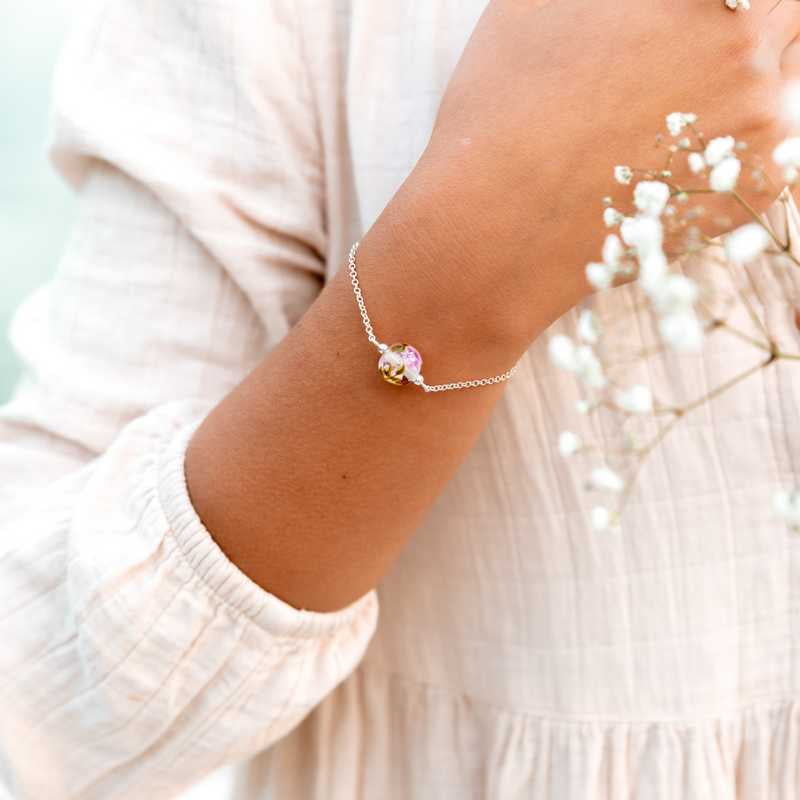 Bracelet en perles de verre artisanal sur poignet de femme