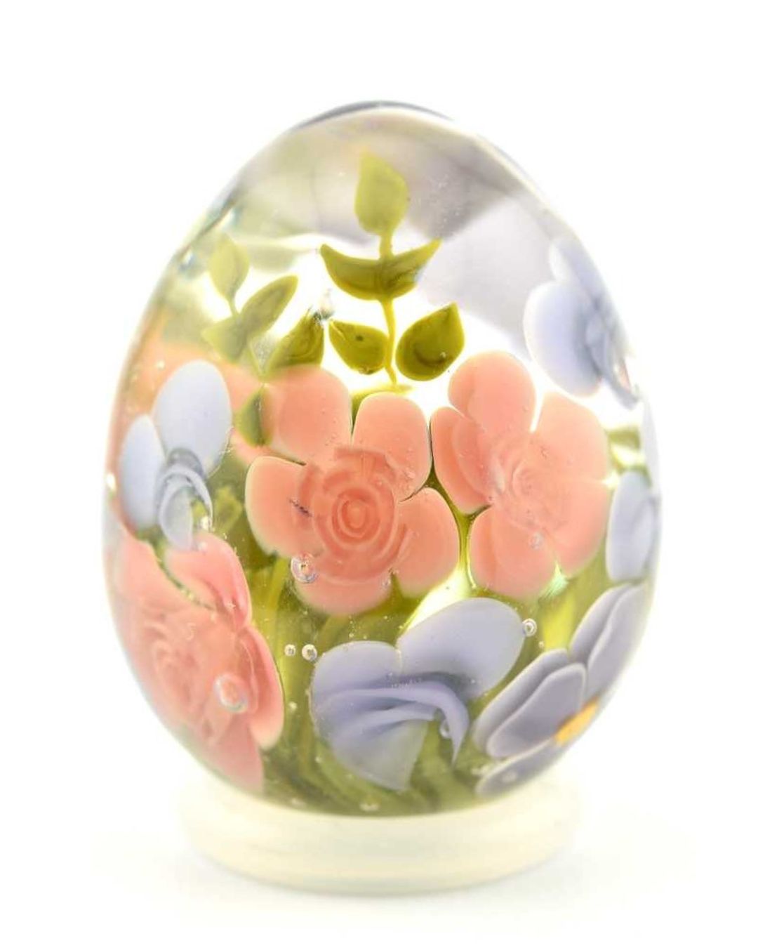 Œuf en verre décoratif avec roses pêches et pois senteurs en verre