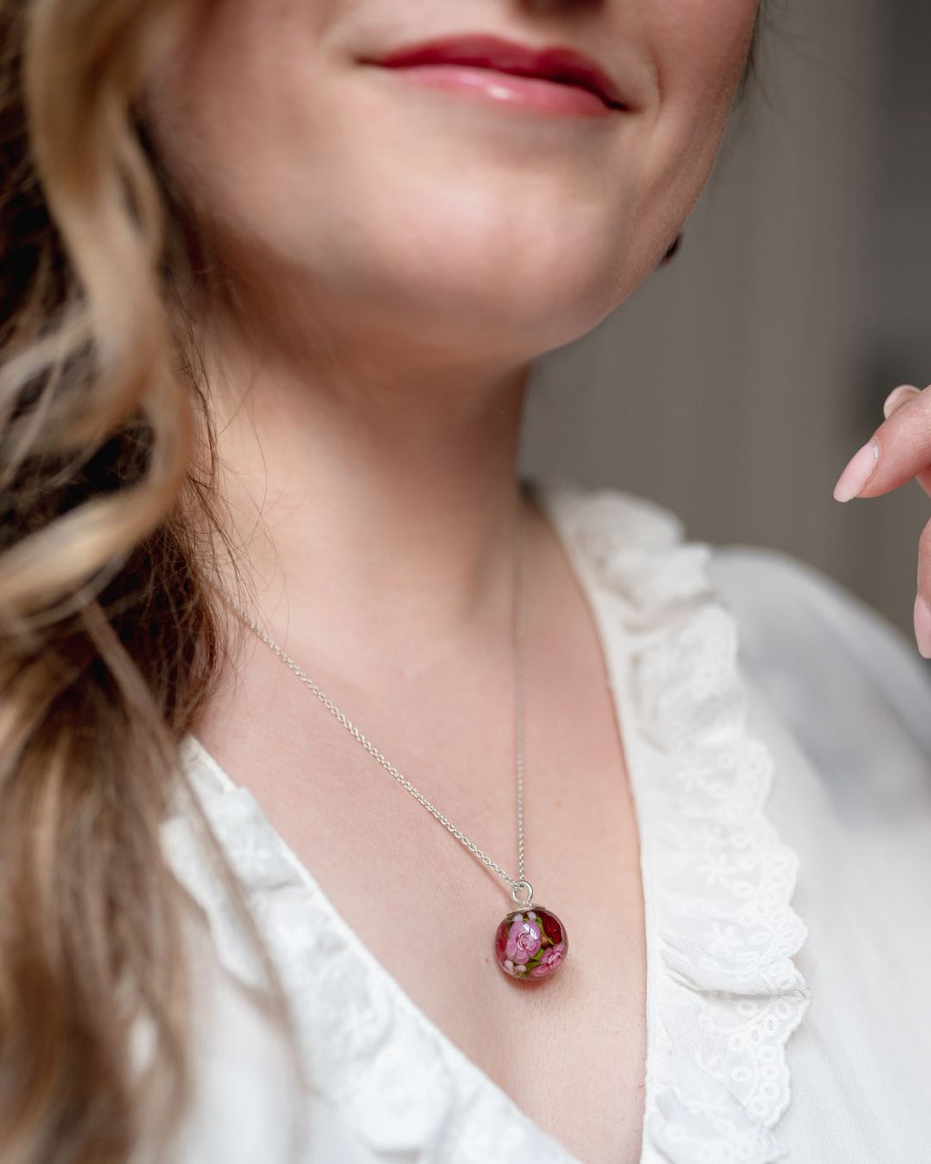 Pendentif avec roses fuchsia et bordeaux (fleurs de verre et argent massif)