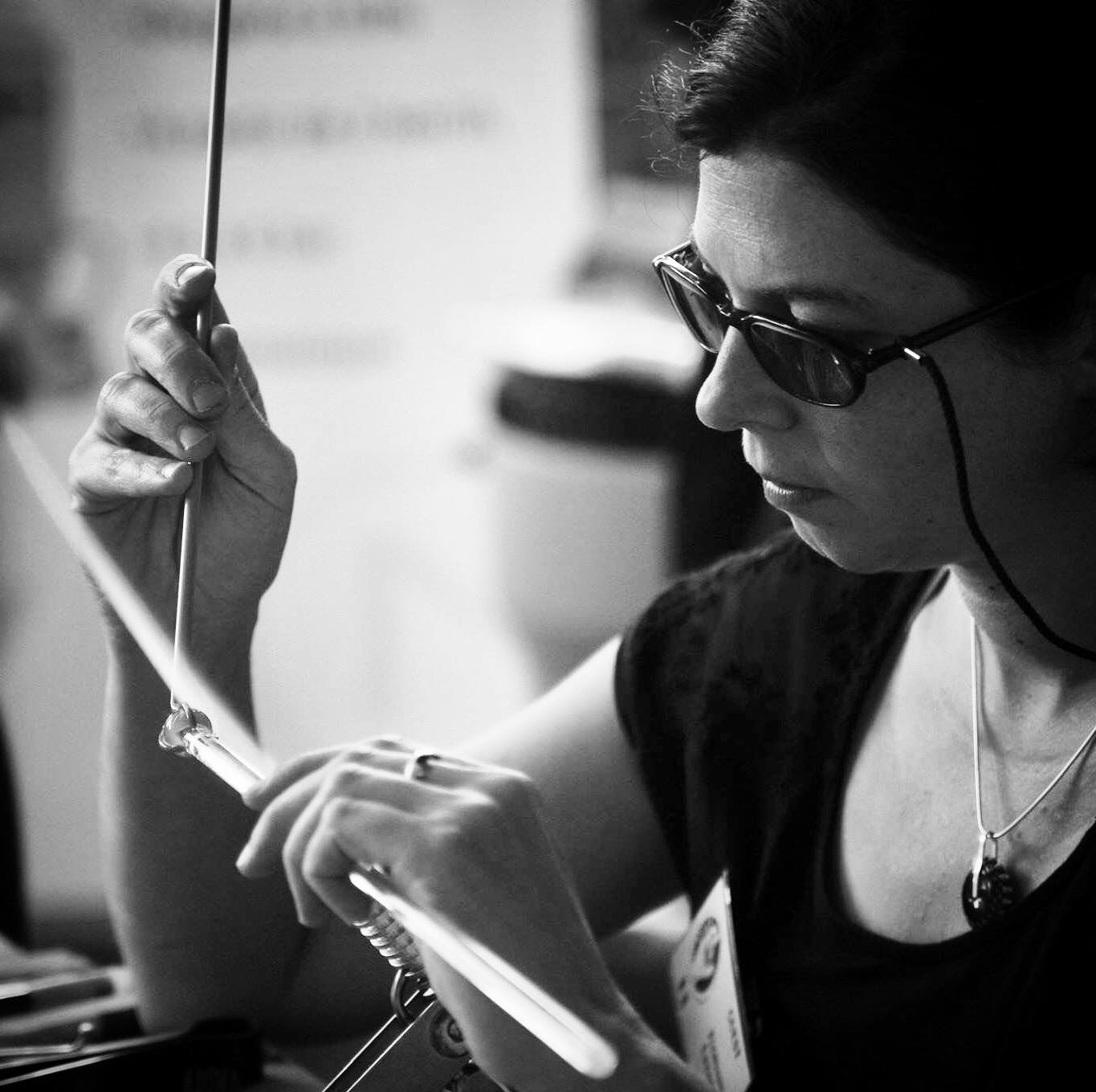 Femme travaillant le verre au chalumeau