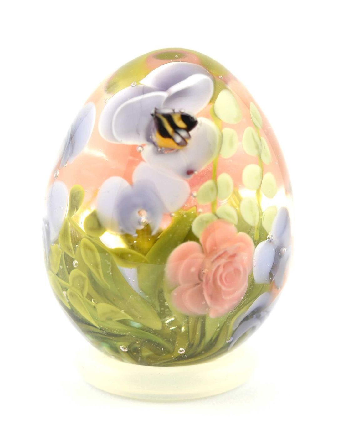 Œuf en verre décoratif avec roses pêches et pois senteurs en verre