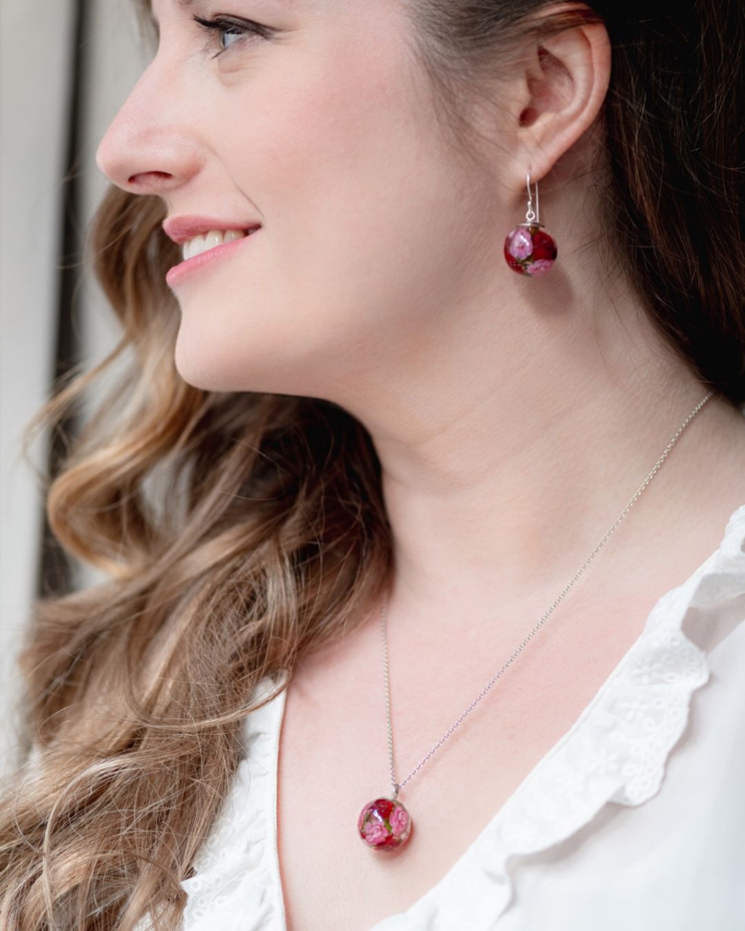 Boucles d'oreilles avec roses fuchsia et bordeaux (fleurs de verre et argent massif)