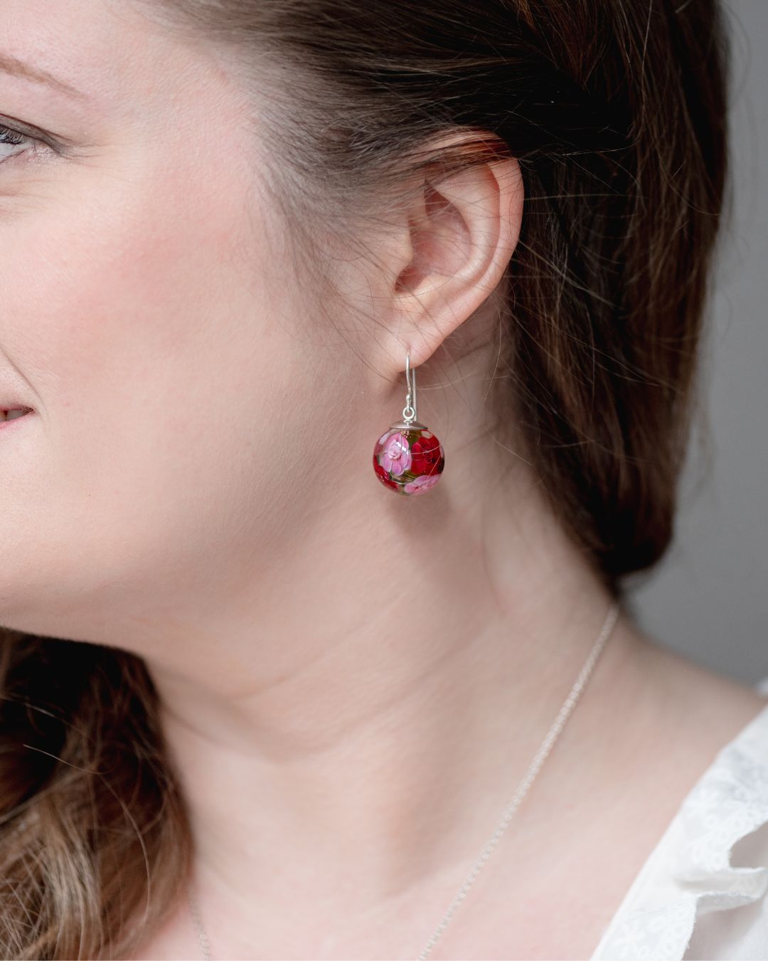Boucles d'oreilles avec roses fuchsia et bordeaux (fleurs de verre et argent massif)