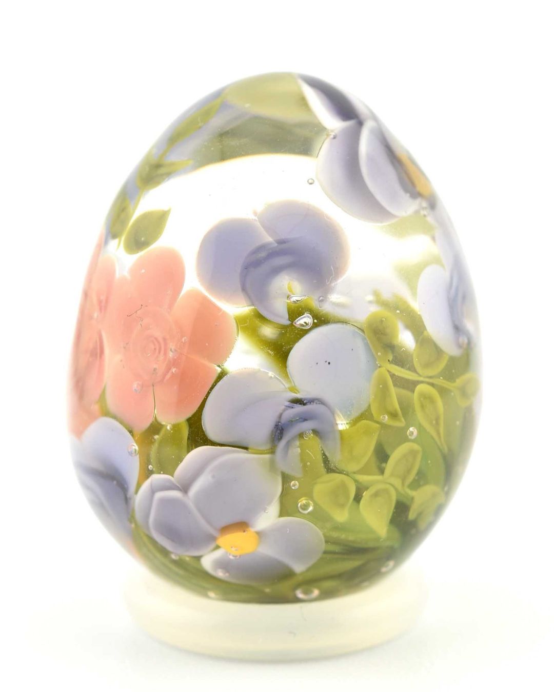 Œuf en verre décoratif avec roses pêches et pois senteurs en verre