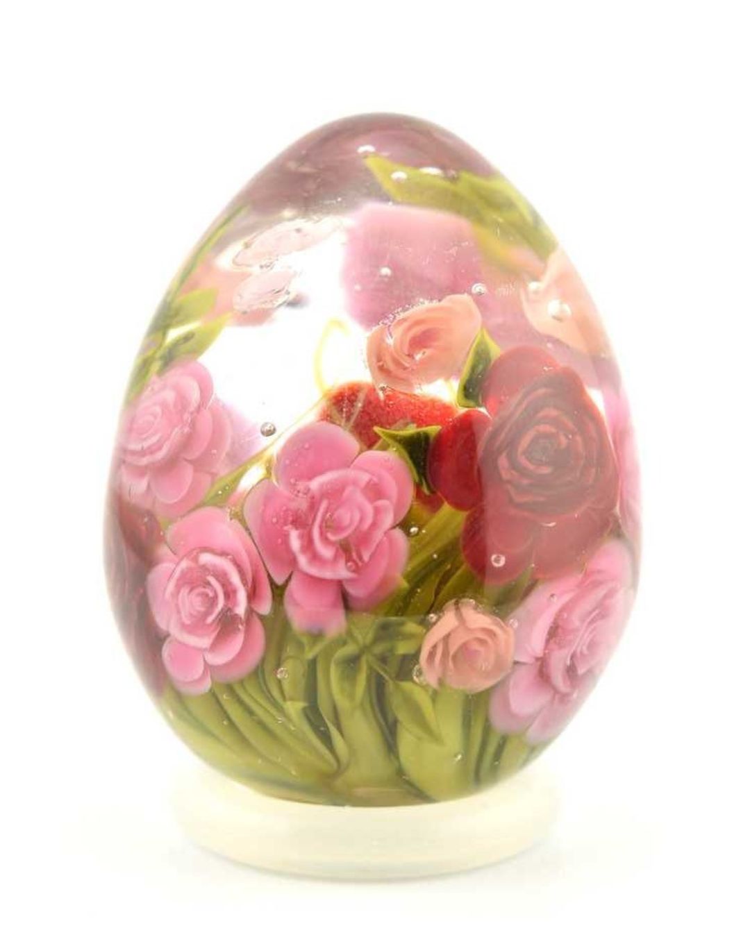 Œuf en verre décoratif avec Roses fuchsia et bordeaux