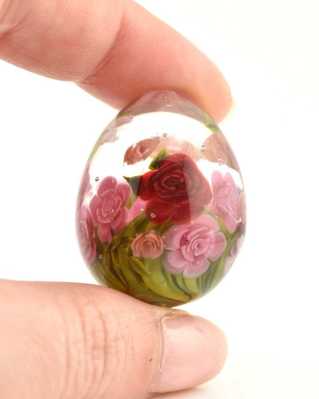 Œuf en verre décoratif avec Roses fuchsia et bordeaux