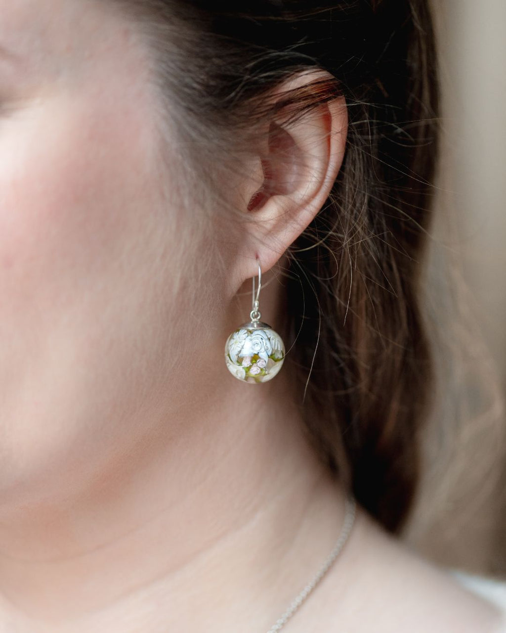 Boucles d'oreilles avec roses pâles et dahlias blancs (fleurs de verre et argent massif)