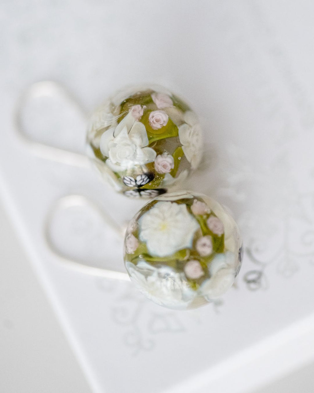 Boucles d'oreilles avec roses pâles et dahlias blancs (fleurs de verre et argent massif)