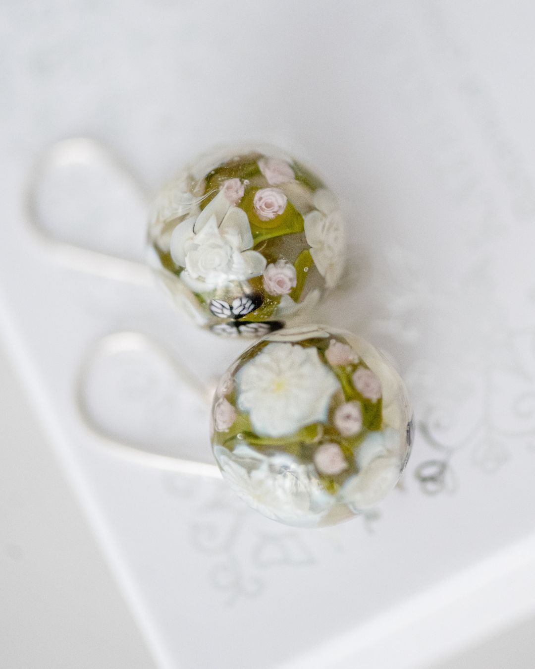 Boucles d'oreilles avec roses pâles et dahlias blancs (fleurs de verre et argent massif)