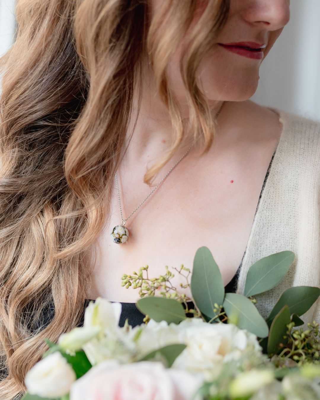 Pendentif avec roses pâles et dahlias blancs (fleurs de verre et argent massif)