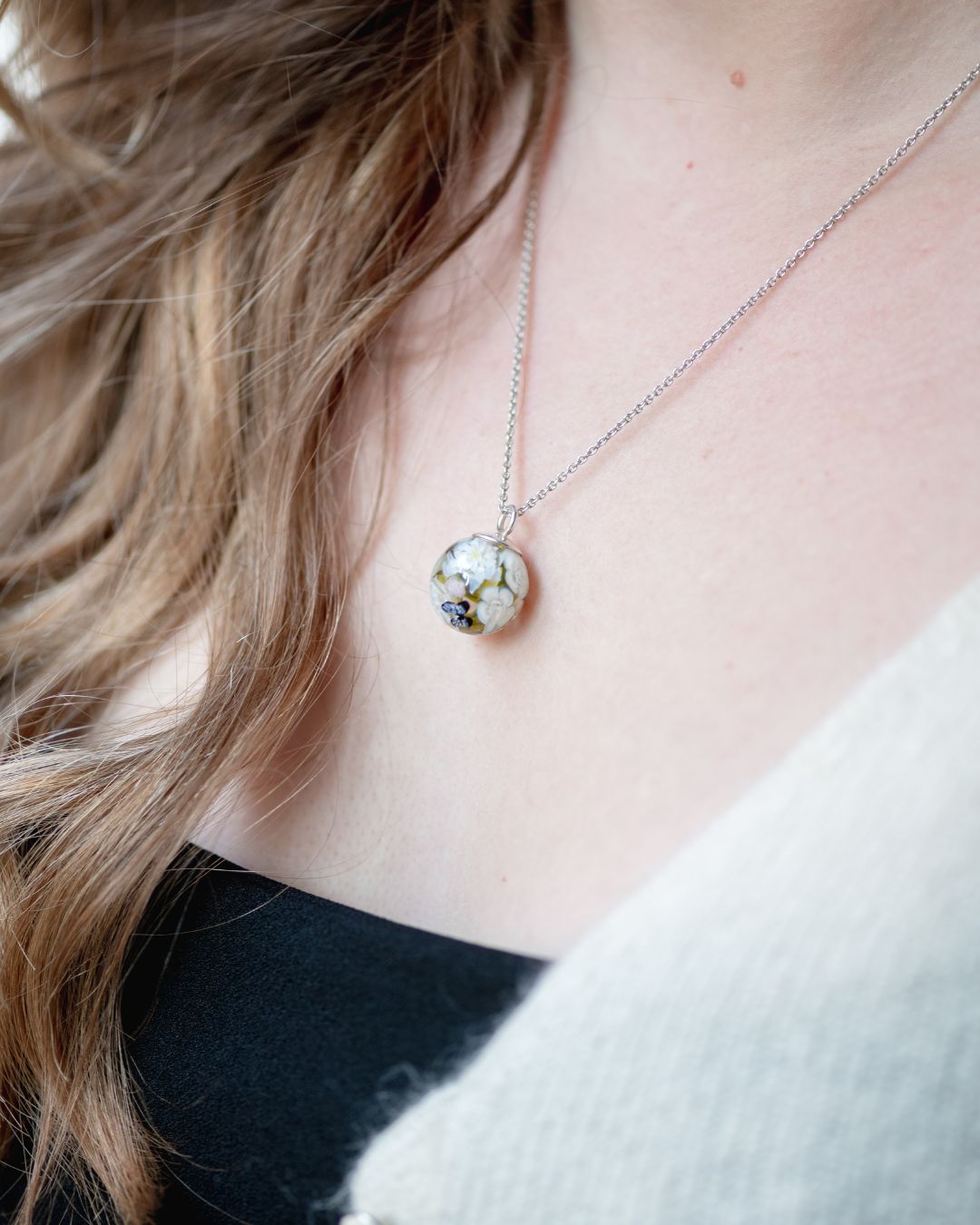 Pendentif avec roses pâles et dahlias blancs (fleurs de verre et argent massif)