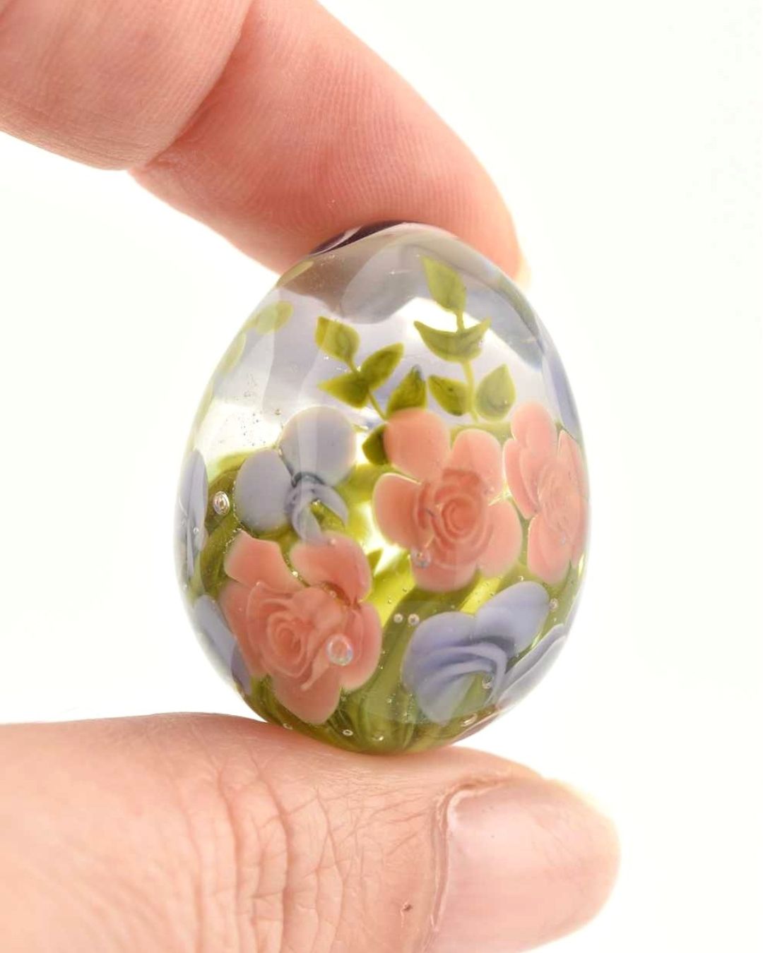 Œuf en verre décoratif avec roses pêches et pois senteurs en verre