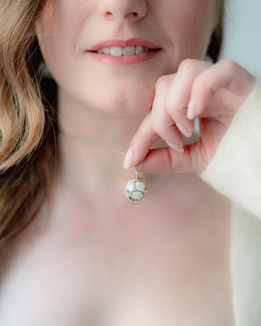 Pendentif avec roses pâles et dahlias blancs (fleurs de verre et argent massif)