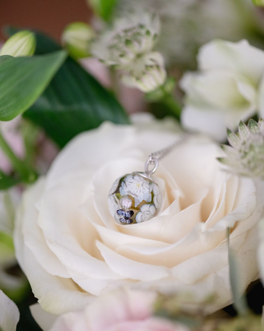 Pendentif avec roses pâles et dahlias blancs (fleurs de verre et argent massif)