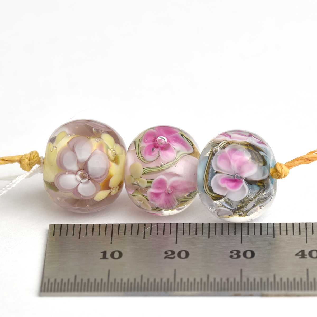 Trio de perles de verre fleurs couleurs douces 🖤 Fabrication française 🖤