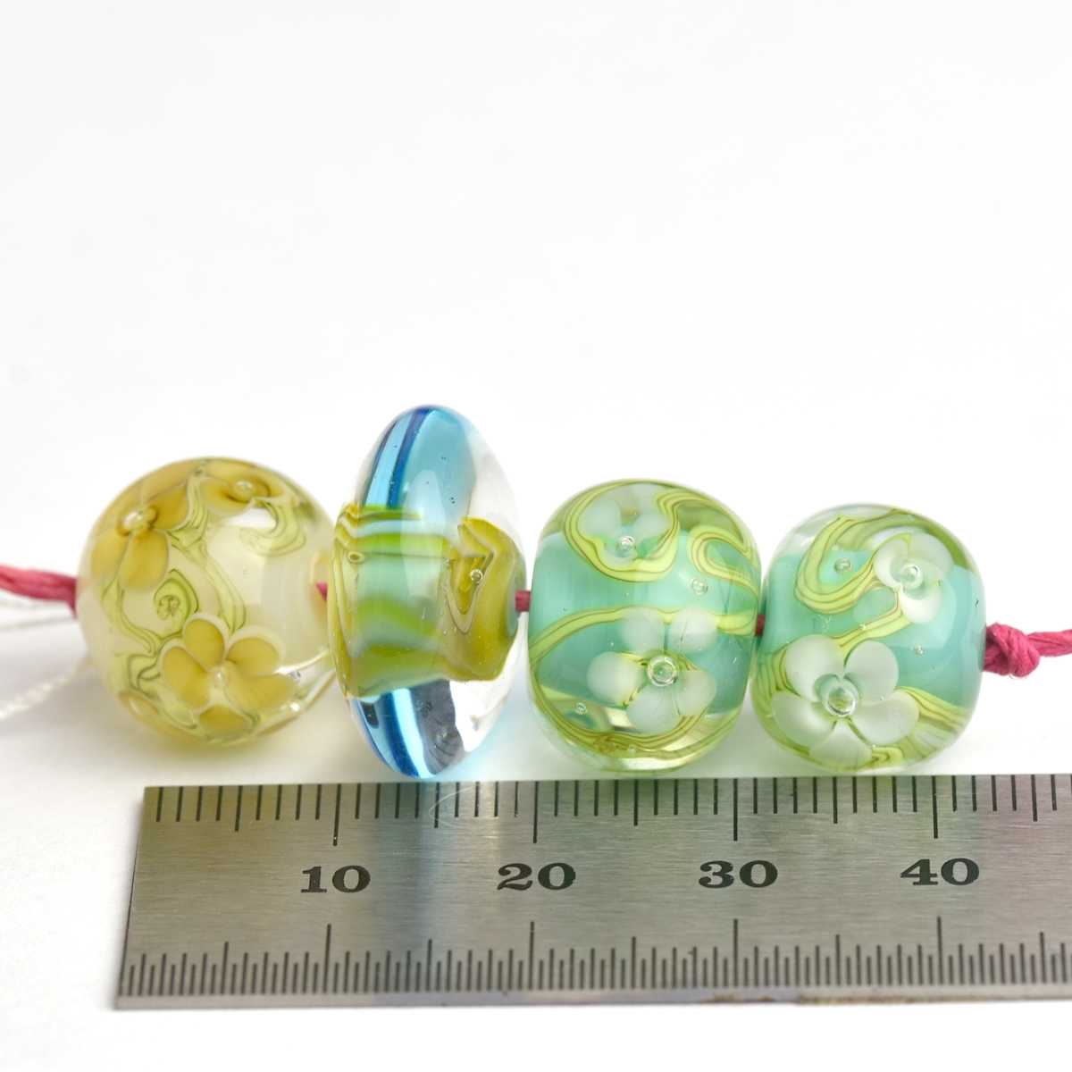 Quatre perles vertes et bleues aux fleurs de verre 🖤 Fabrication française 🖤