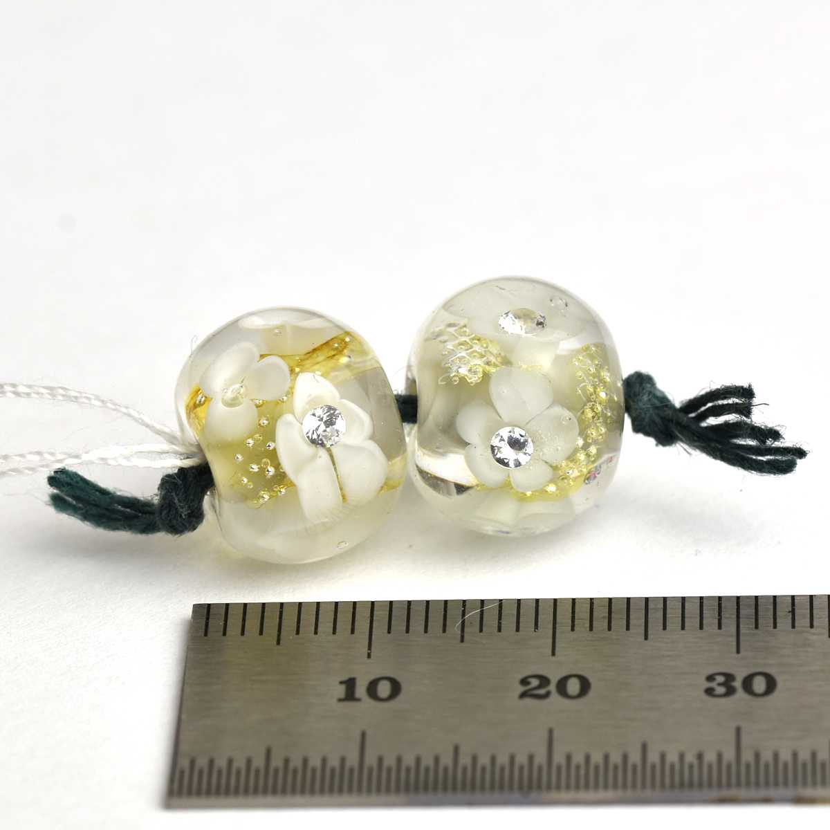 Duo de perles de verre fleuries or, argent, grises et blanches 🖤 Fabrication française 🖤