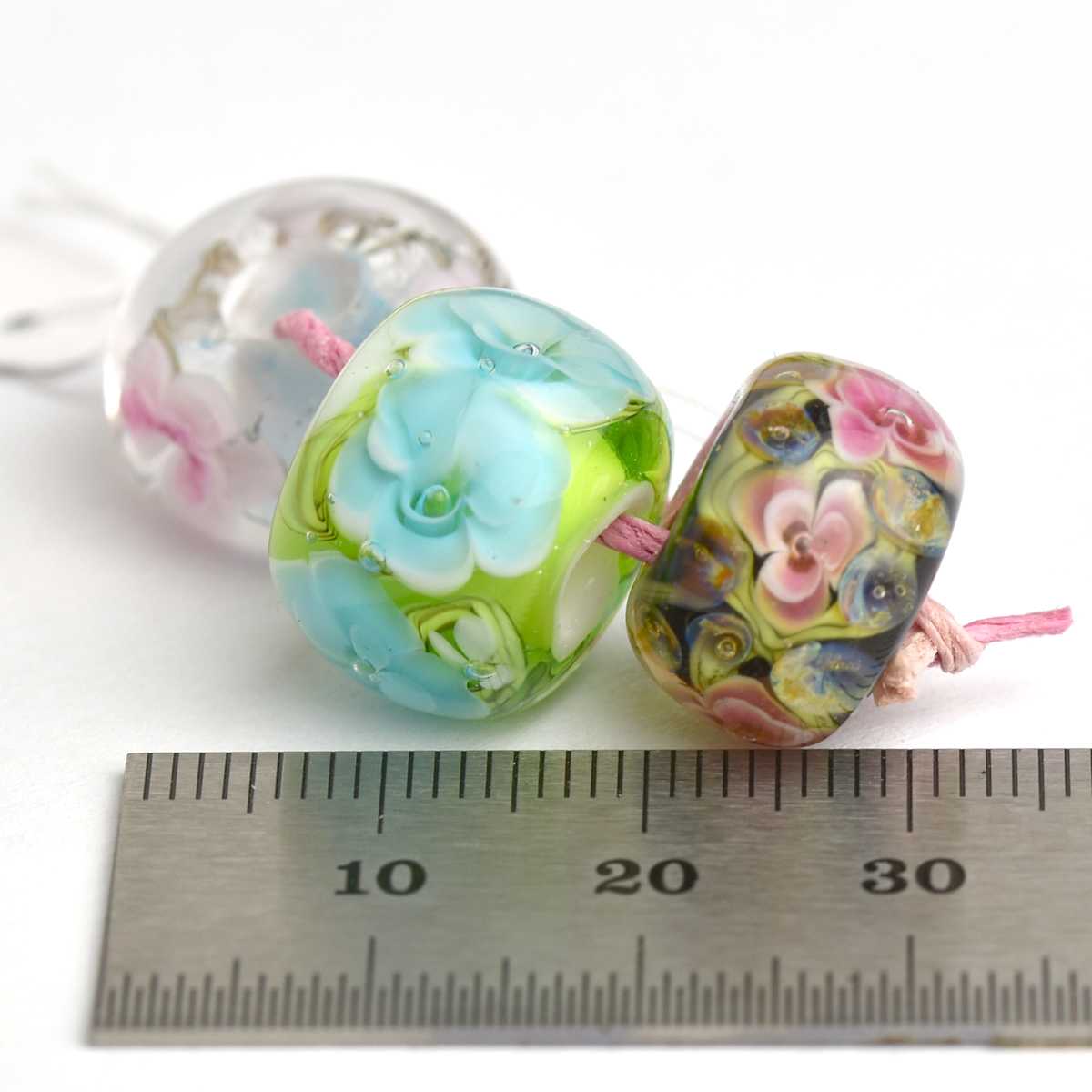 Trio de perles de verre fleuries colorées à gros trous 🖤 Fabrication française 🖤