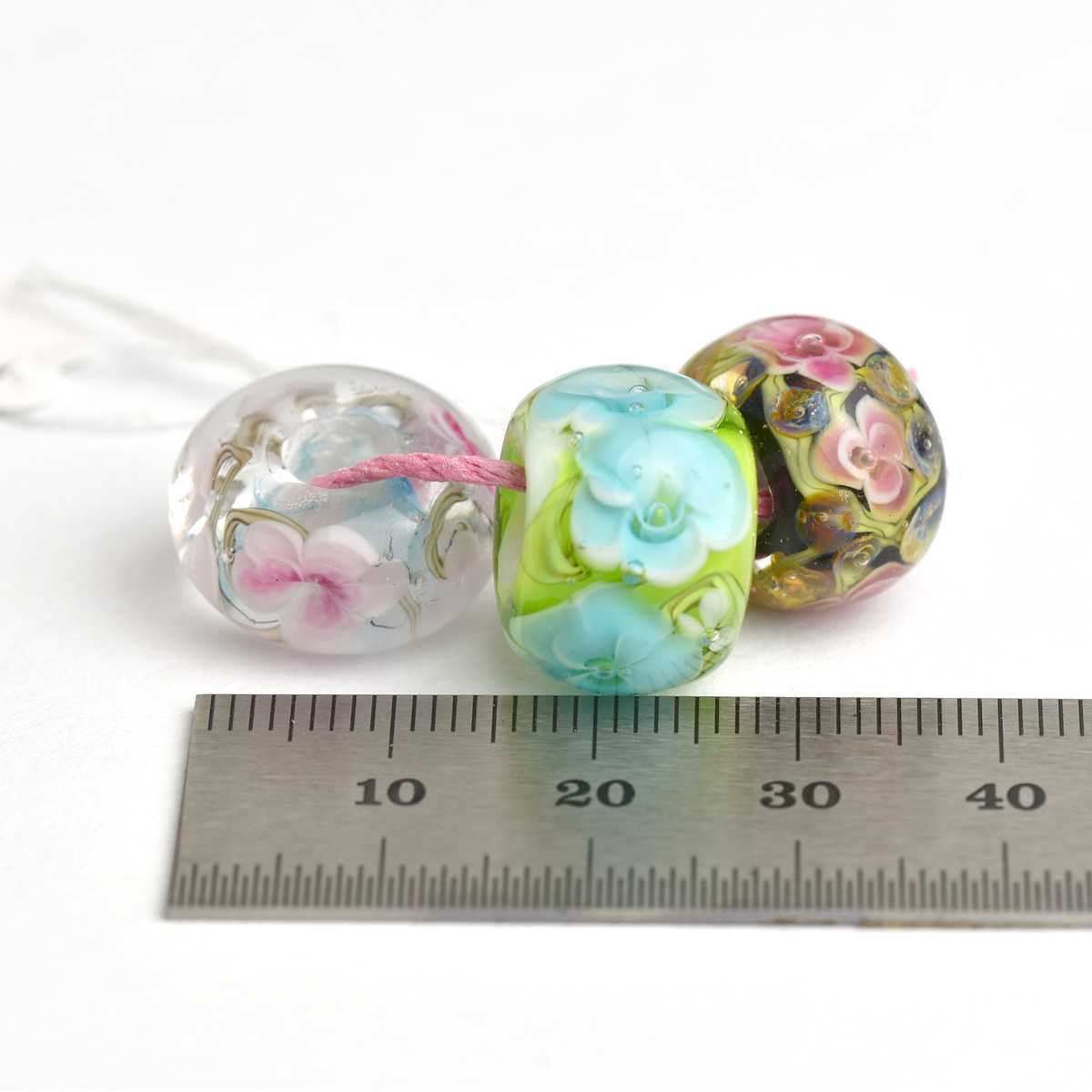Trio de perles de verre fleuries colorées à gros trous 🖤 Fabrication française 🖤
