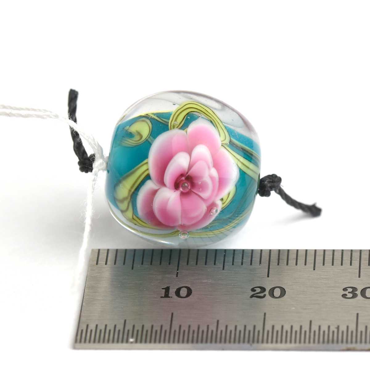 Perle de verre avec fleur fuchsia et motif chien-singe  🖤 Fabrication française 🖤