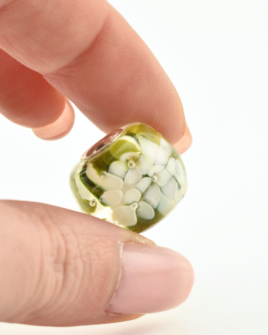 Perle en verre, pendentif hortensia blanc, rivetée d'argent massif