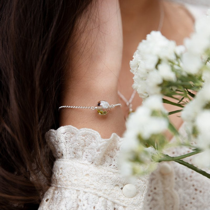 Bracelet en perles de verre artisanal porté sur poignet de femme