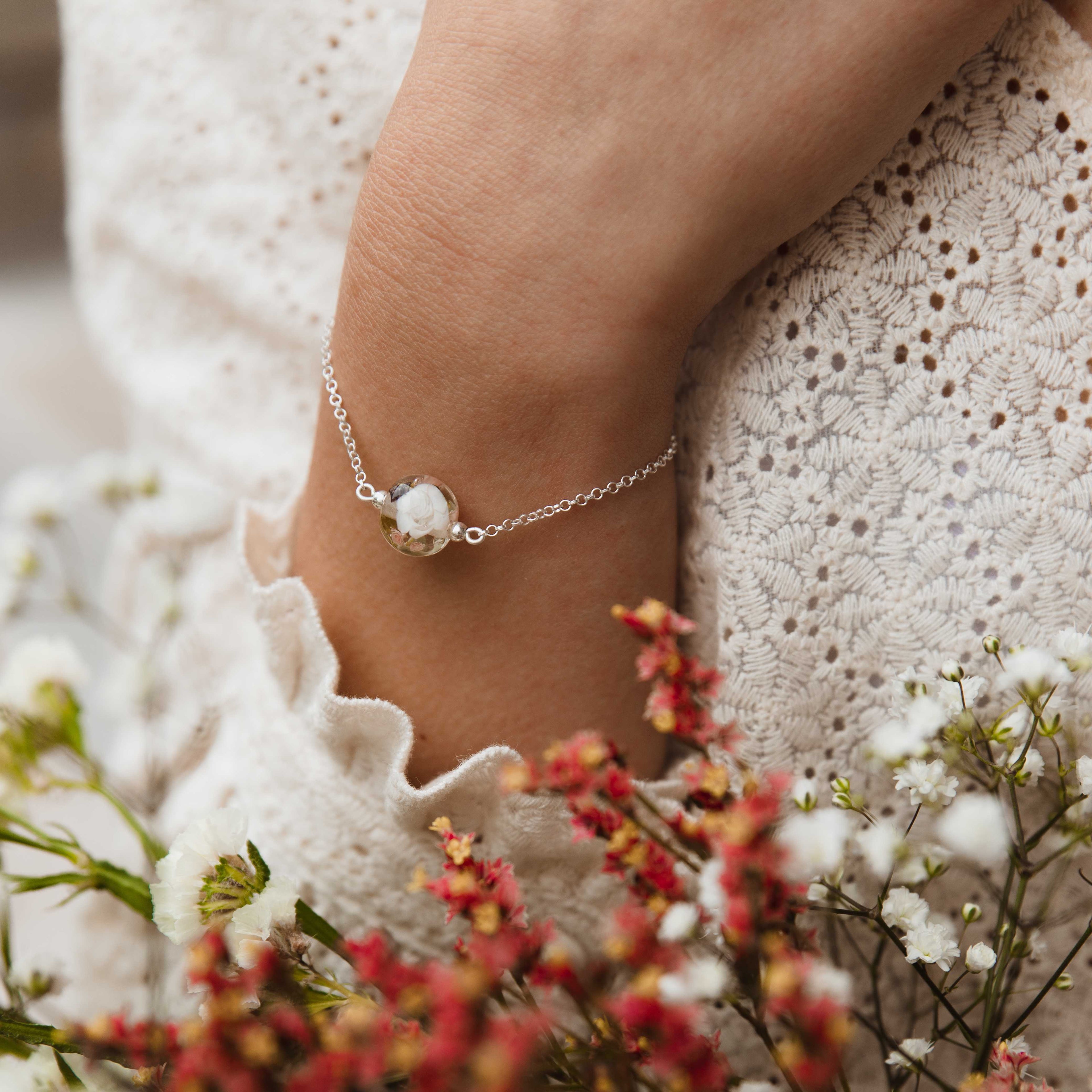Bracelet en perles de verre artisanal porté sur poignet de femme