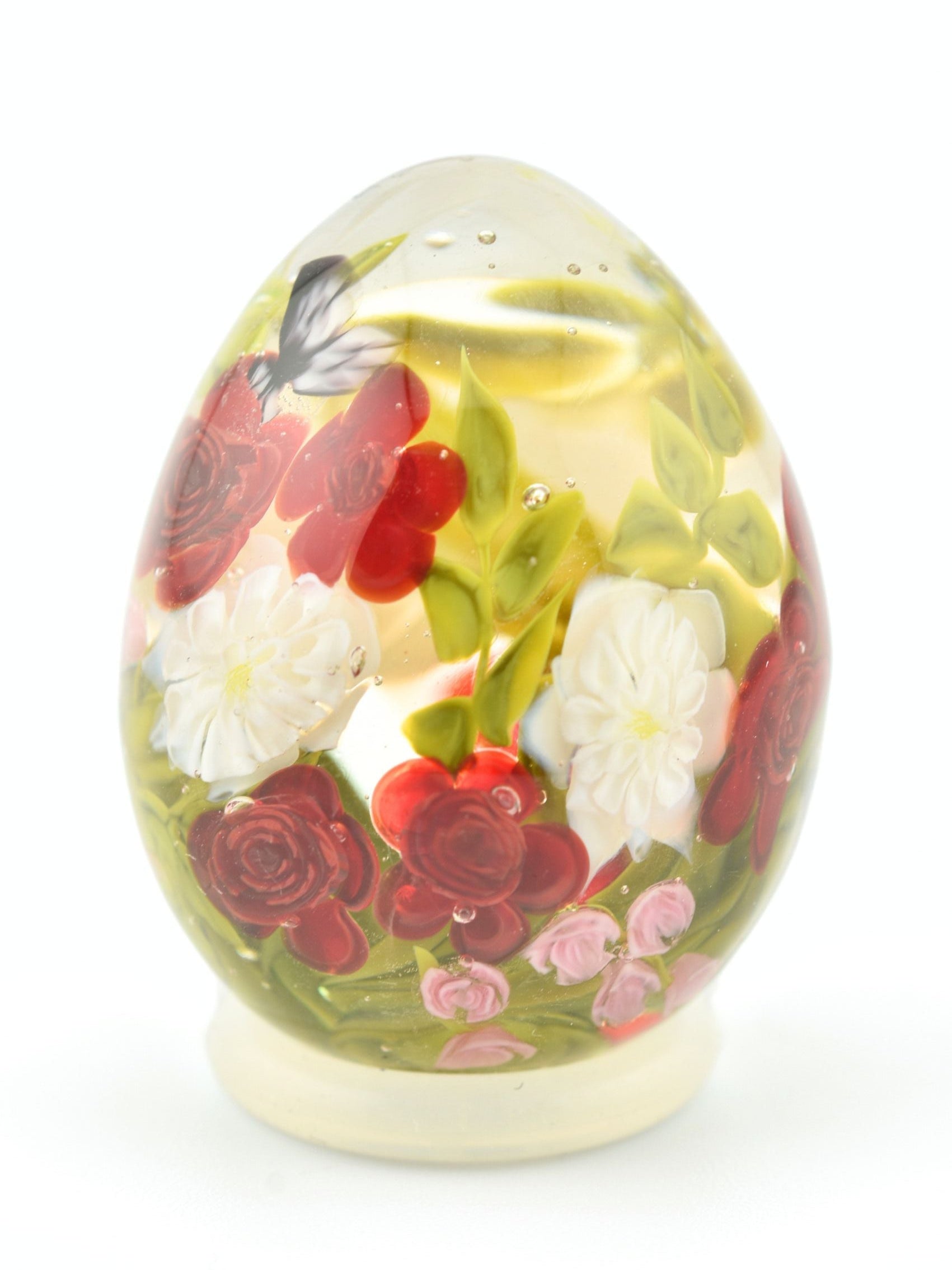 Œuf en verre décoratif avec Roses bordeaux, dahlias blancs, avec papillons blancs