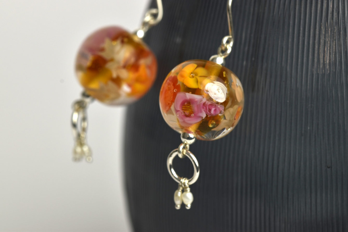 Deux colliers personnalisés en verre et argent massif, perles de 24mm et frange de perles d'eau douce