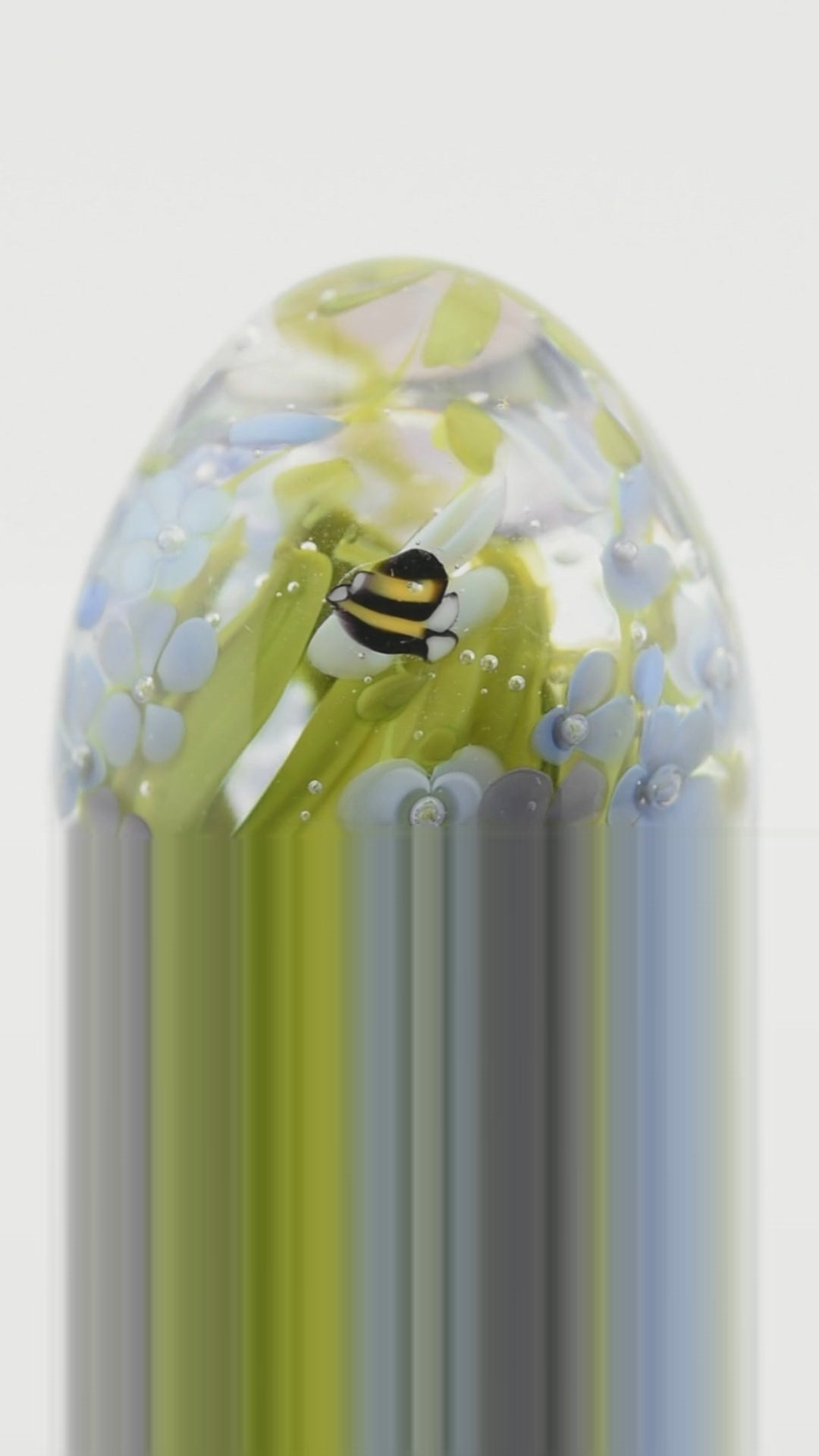Œuf en verre décoratif avec Delphiniums bleus et violets