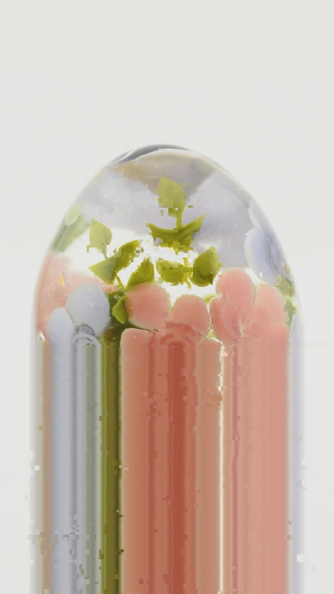 Œuf en verre décoratif avec roses pêches et pois senteurs en verre