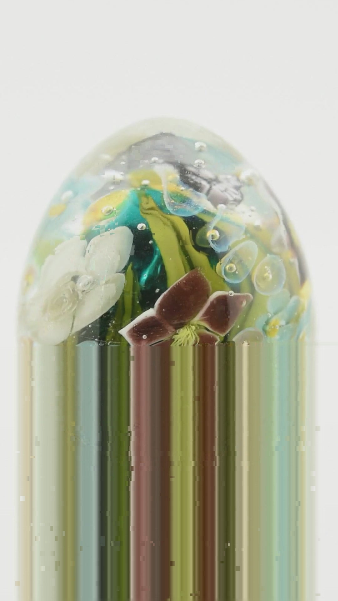 Œuf en verre décoratif avec Rose de Noël violet profond & Myosotis bleu