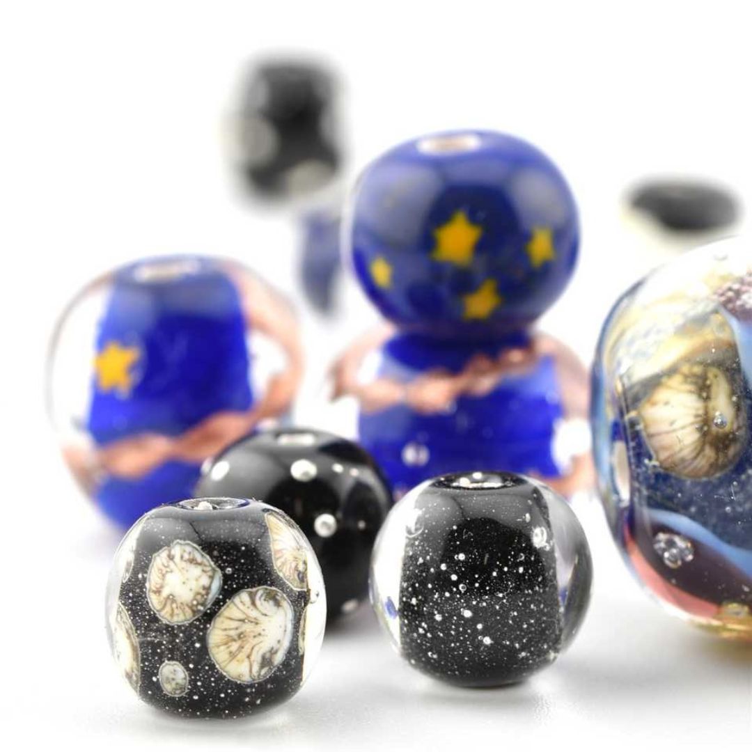⚡✨ Galaxies & Reactive Glass (metal inclusions, star murrini, special effects) – 4-DAY WORKSHOP with Kathryn Greer & Floriane Lataille – September 25–28, 2025