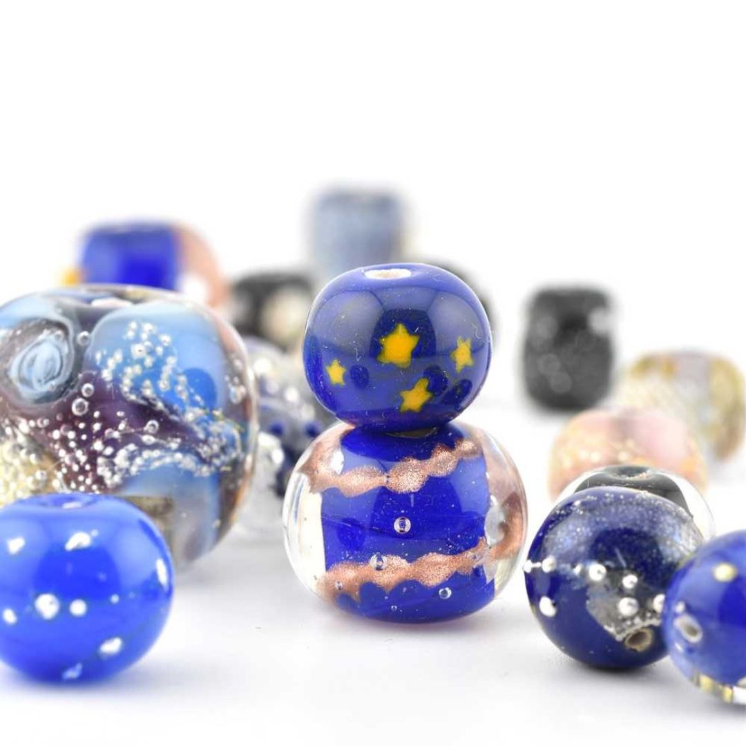 ⚡✨ Galaxies & Reactive Glass (metal inclusions, star murrini, special effects) – 4-DAY WORKSHOP with Kathryn Greer & Floriane Lataille – September 25–28, 2025