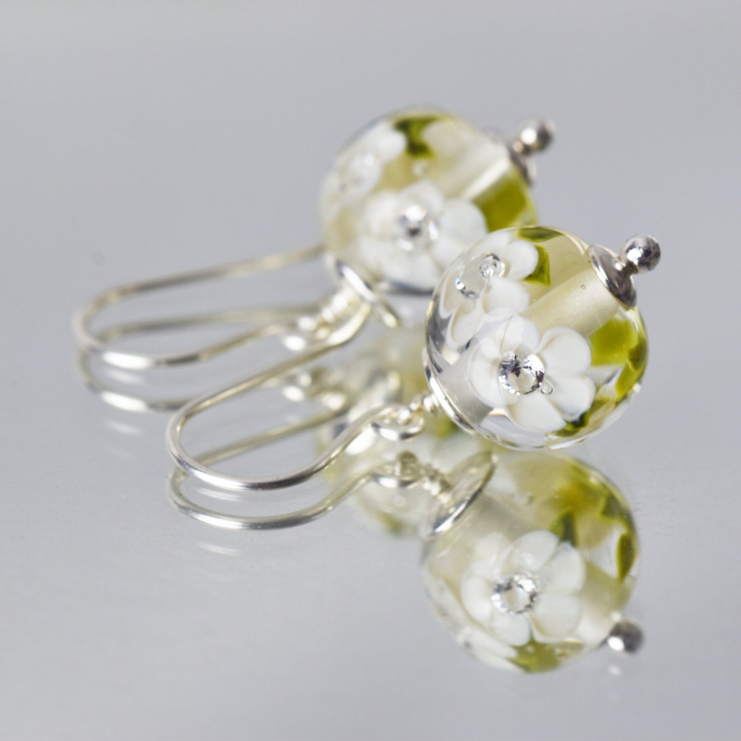 Earrings with white glass flowers