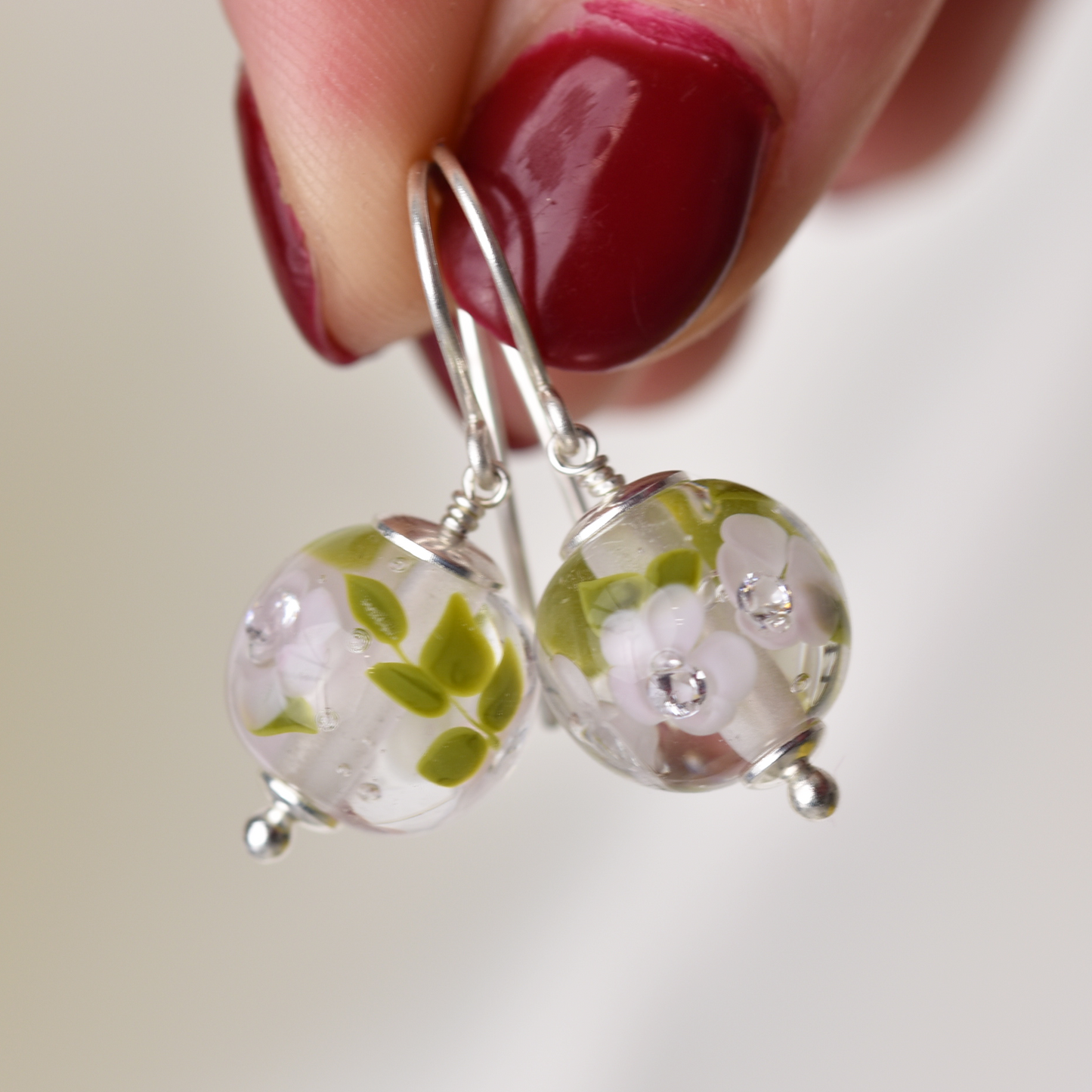 Boucles d'oreilles aux fleurs de verre magnolia