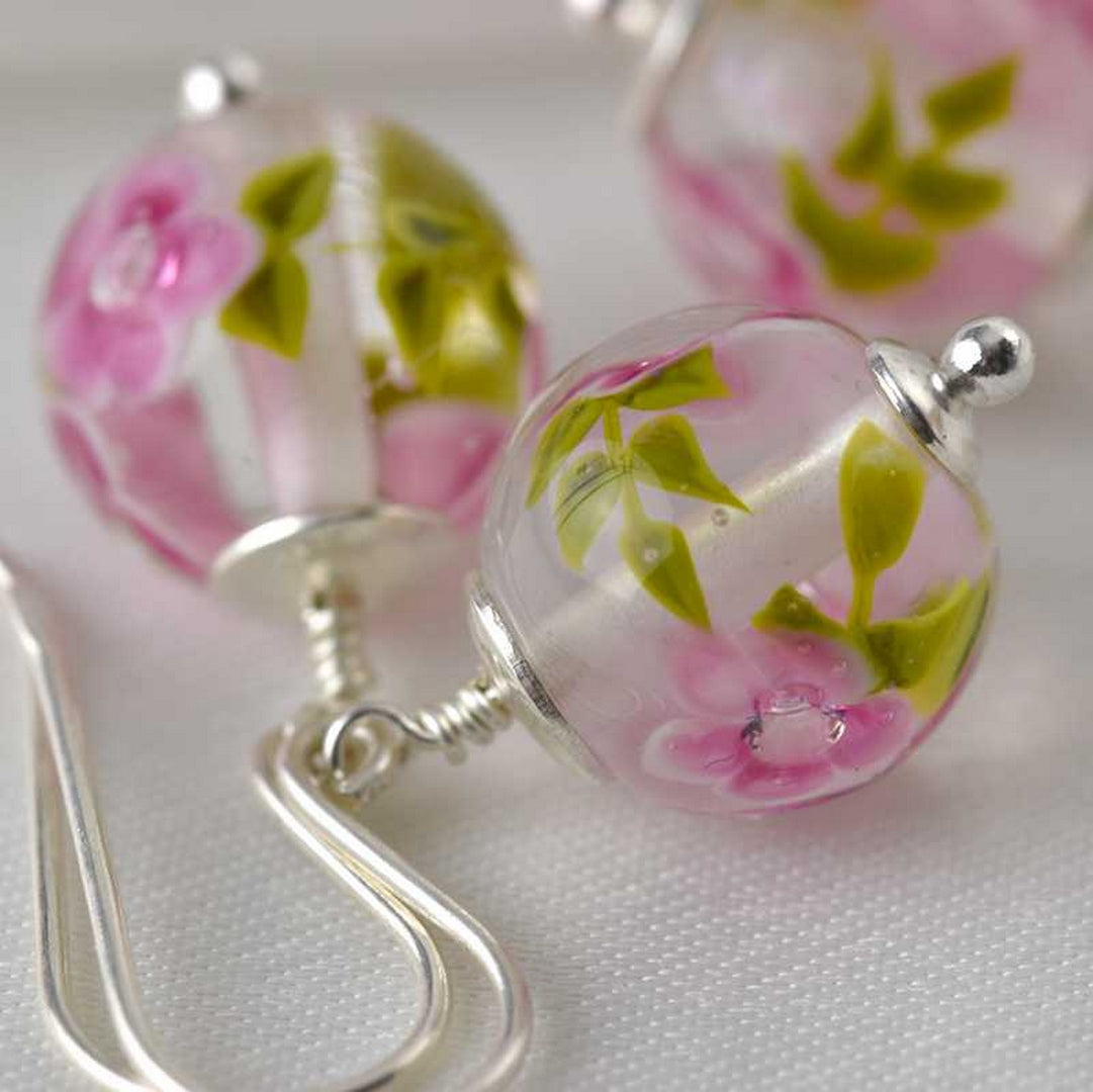 Boucles d'oreilles au fleurs de verre fuchsia