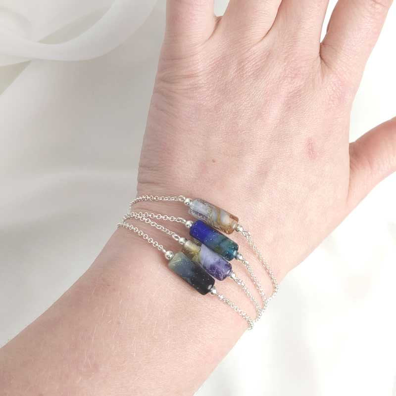 Bracelets en perle de verre artisanaux sur poignet de femme