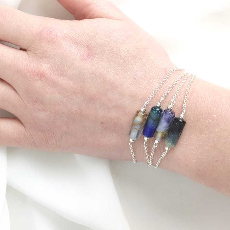 Bracelets en perles de verre artisanaux sur poignet de femme
