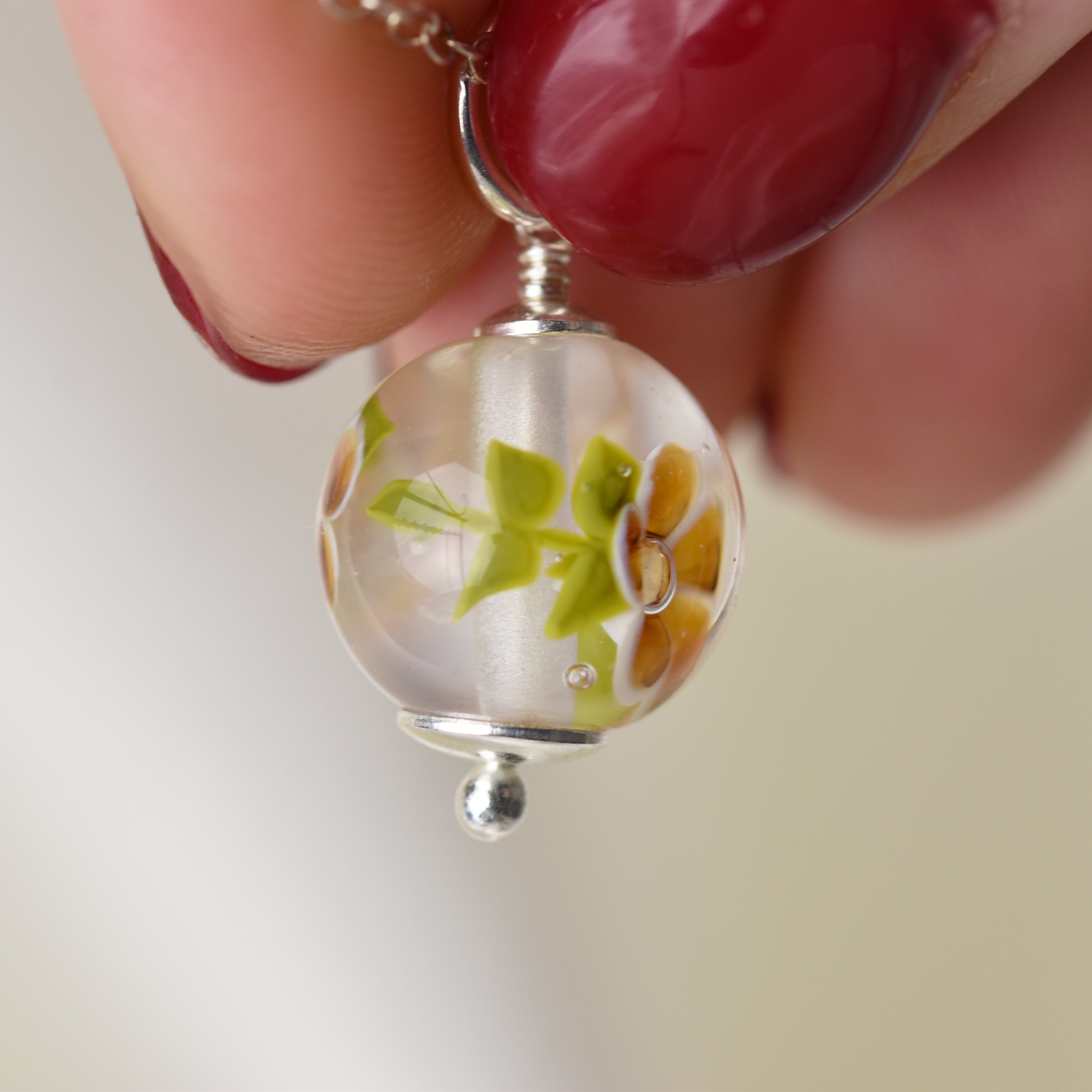 Pendentif en perles de verre artisanal